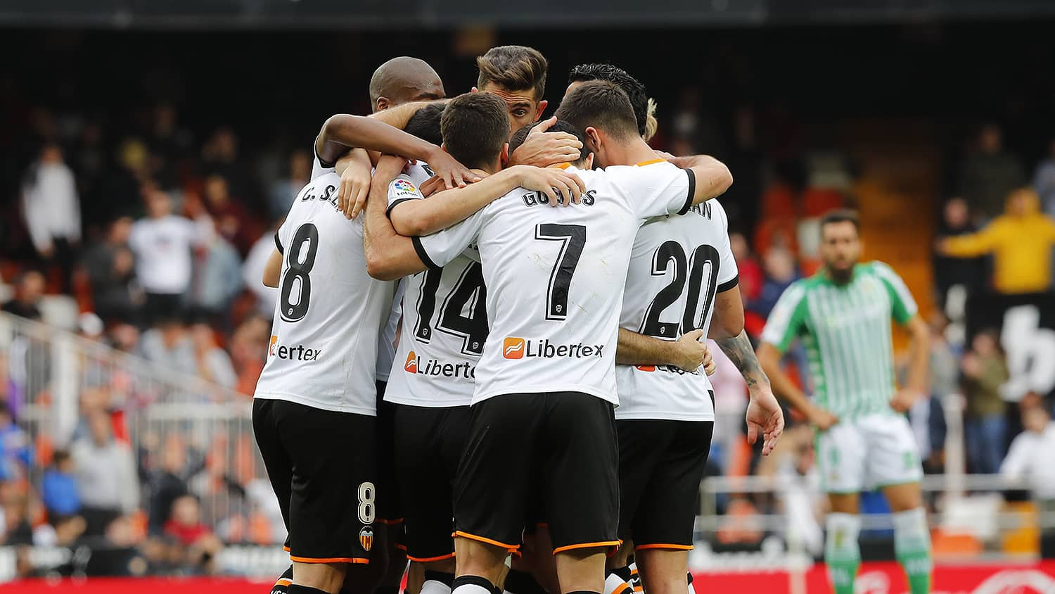Los jugadores del Valencia, celebrando un gol | EFE
