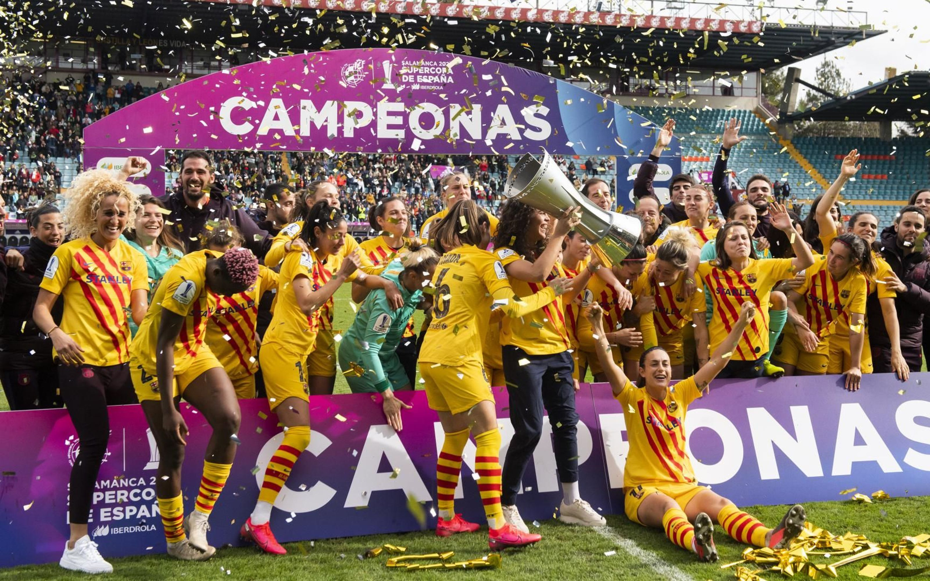 El Barça femenino levantando la Supercopa de España / FC Barcelona