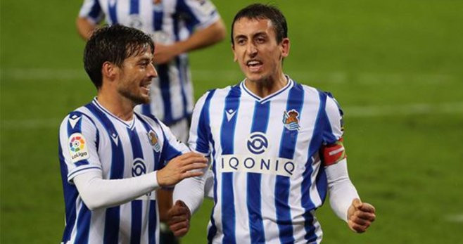 Mikel Oyarzábal y David Silva celebrando un gol / EFE