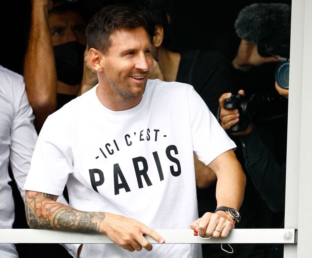 La sonrisa de Messi en su llegada a París / Redes