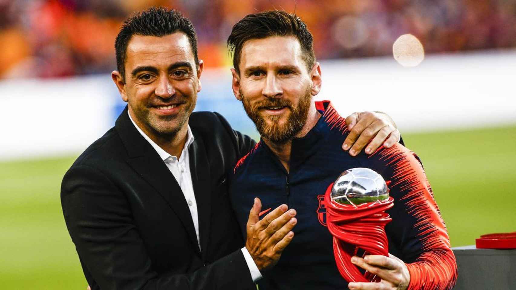 Xavi Hernández y Leo Messi / Agencias