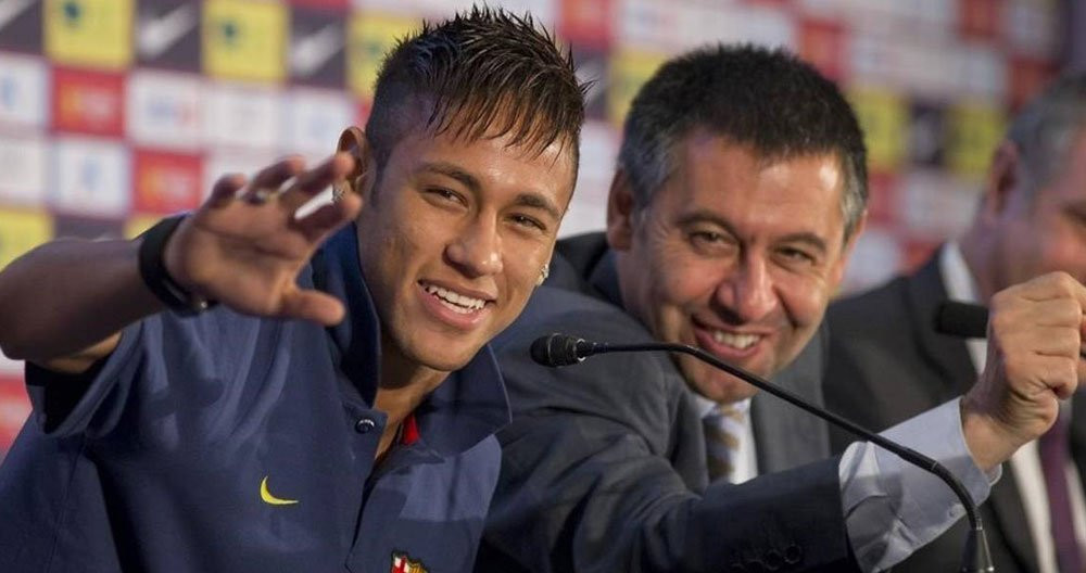 Neymar y Bartomeu, durante la presentación del astro brasileño por el Barça, en 2013 / EFE