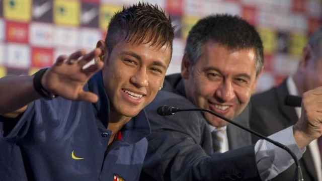 Neymar y Bartomeu, durante la presentación del astro brasileño por el Barça, en 2013 / EFE