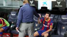 Koeman saluda a Messi antes del Barça-Villarreal /FCB