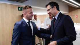 Arthur Melo junto al presidente Bartomeu en una imagen de archivo / FC Barcelona