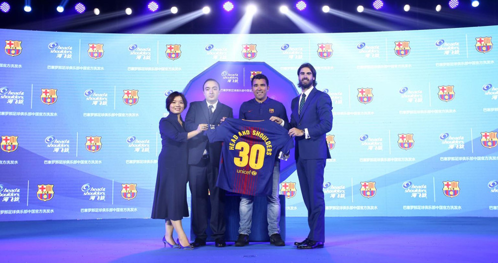 Deco, en representación del Barça, en la firma del acuerdo con Head&Shoulders / FCB