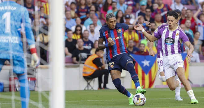 Raphinha, comandando un ataque, durante el partido entre el Barça y Real Valladolid / EFE
