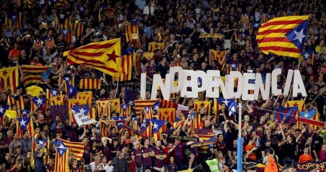 Una foto de archivo de banderas independentistas en el Camp Nou / EFE