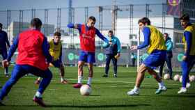 El cuerpo técnico del Barça presencia uno de los ejercicios del entrenamiento / FCB