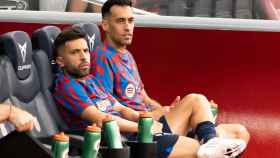 Sergio Busquets y Jordi Alba, en el banquillo del Camp Nou durante el Barça-Elche de Liga / LUIS MIGUEL AÑÓN (CG)