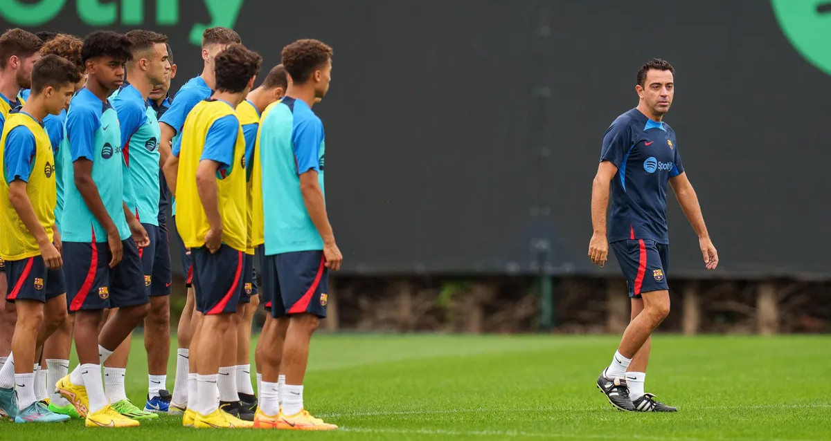 Xavi Hernández da indicaciones a sus jugadores en un entrenamiento del Barça / FCB