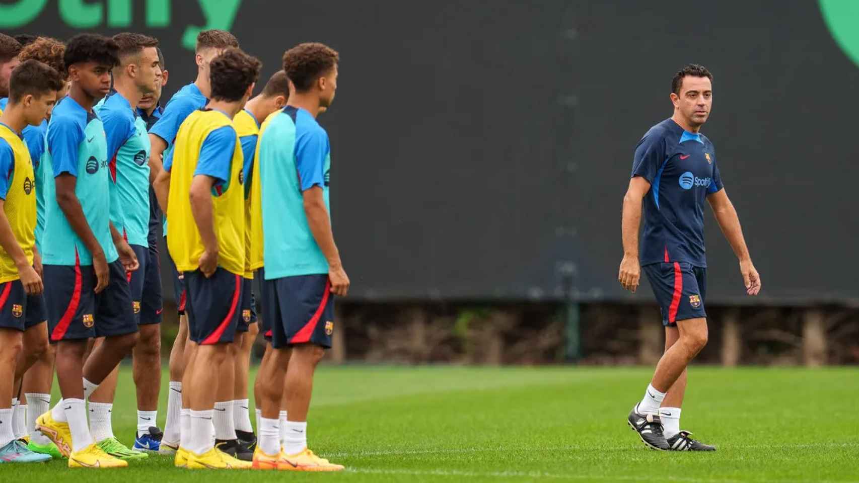 Xavi Hernández da indicaciones a sus jugadores en un entrenamiento del Barça / FCB