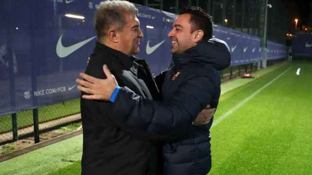 Joan Laporta se abraza con Xavi Hernández, al que le quiere regalar más estrellas para el Barça / FCB