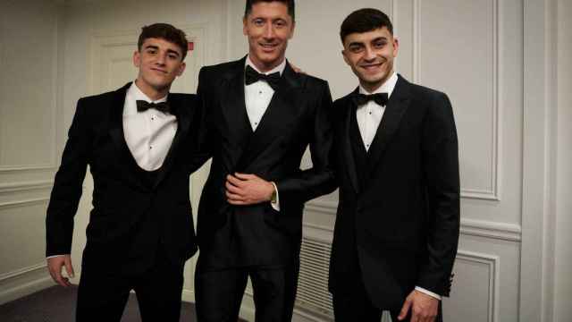Gavi, Pedri y Lewandowski, posando antes de la gala del Balón de Oro / FCB