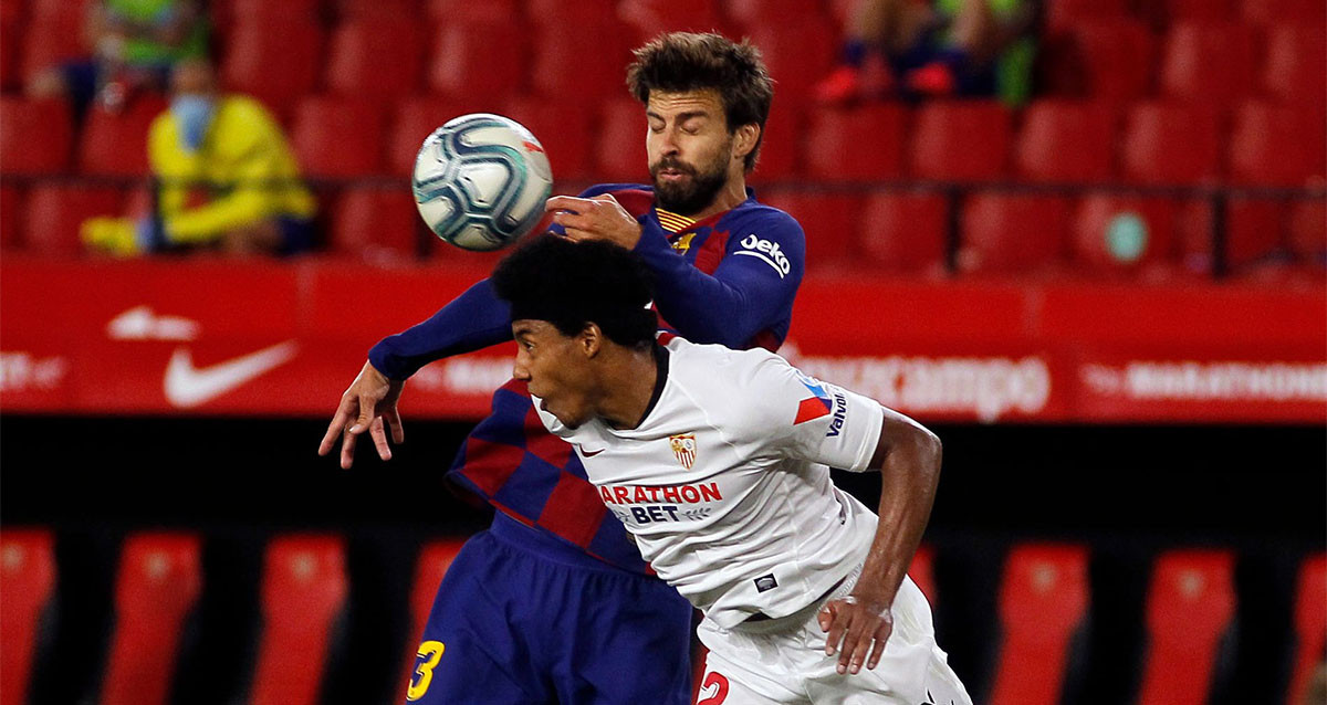 Jules Koundé gana un balón a Gerard Piqué en un Sevilla-Barça / AGENCIAS