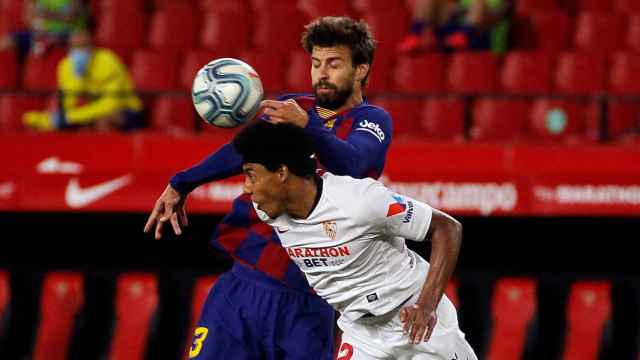 Jules Koundé gana un balón a Gerard Piqué en un Sevilla-Barça / AGENCIAS