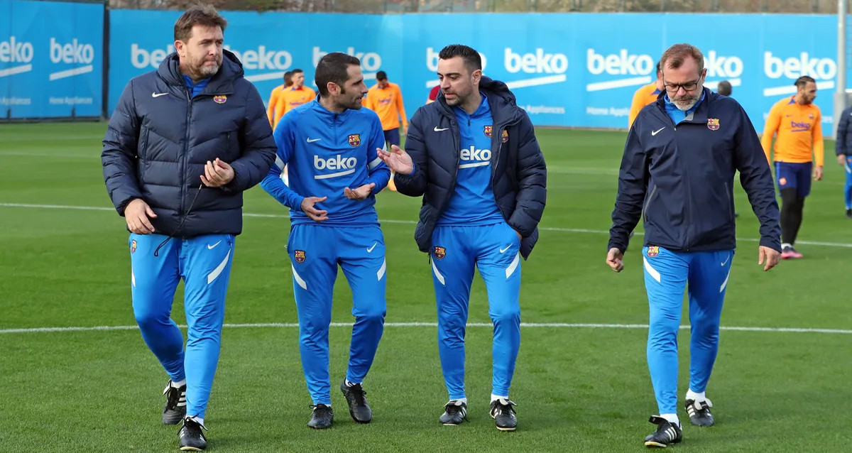 Xavi Hernández, junto a su cuerpo técnico, durante un entrenamiento del Barça / FCB