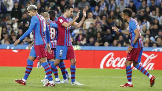 Busquets felicita a Aubameyang tras un gol del delantero de Gabón / EFE