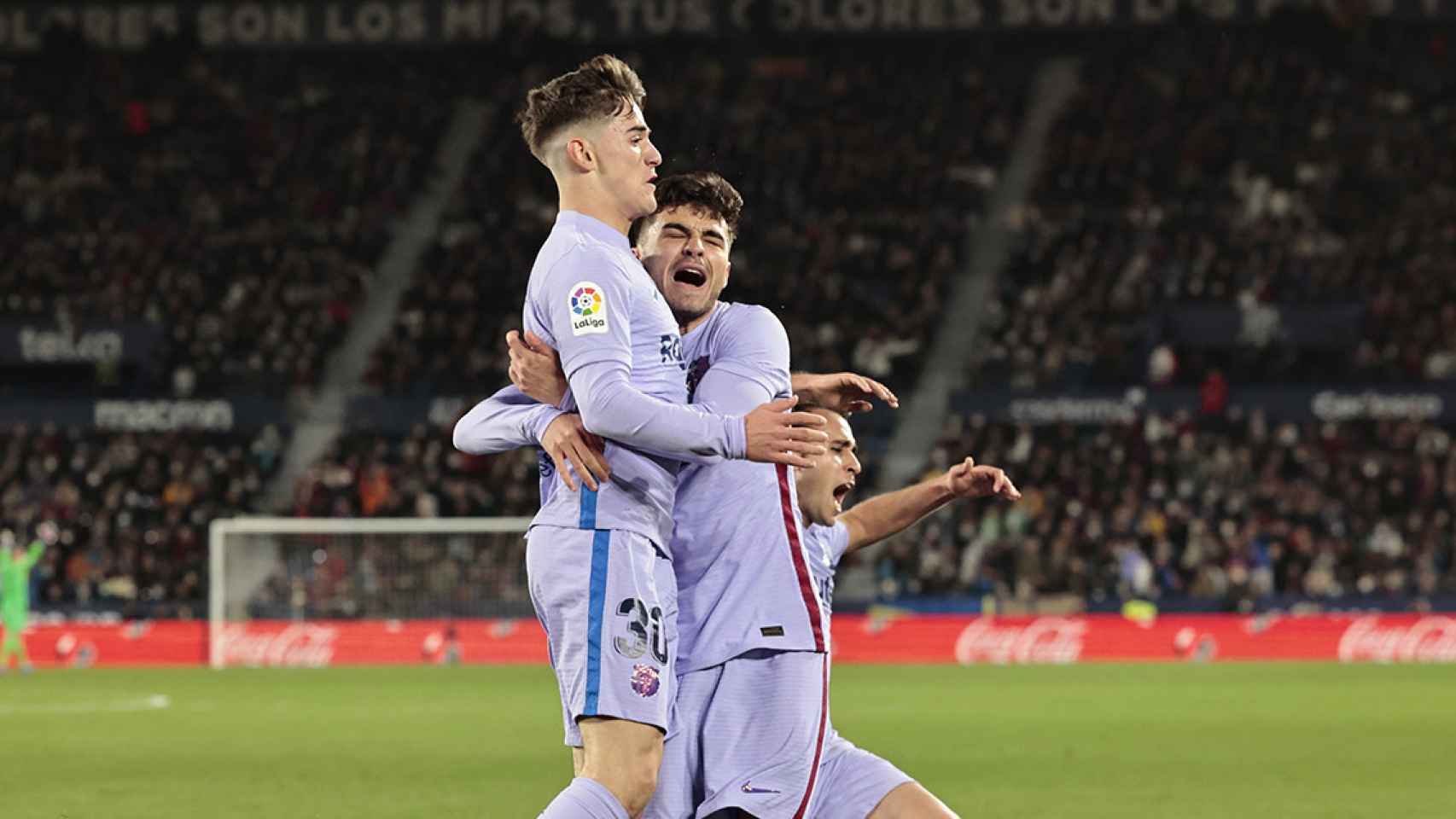 El eufórico abrazo entre Gavi y Pedri, durante uno de los goles anotados contra el Levante / EFE