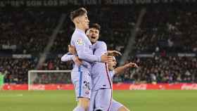 El eufórico abrazo entre Gavi y Pedri, durante uno de los goles anotados contra el Levante / EFE