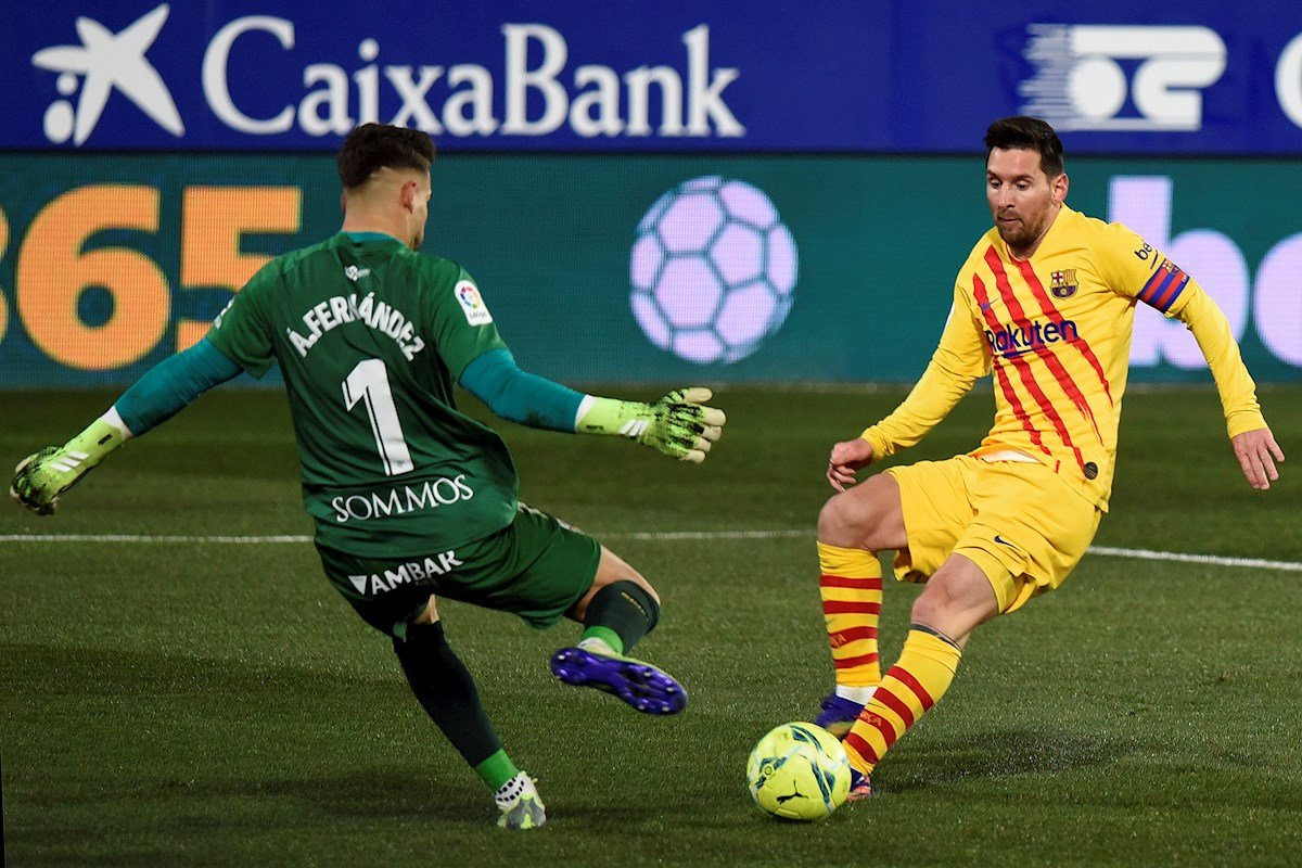 Messi contra el Huesca / EFE