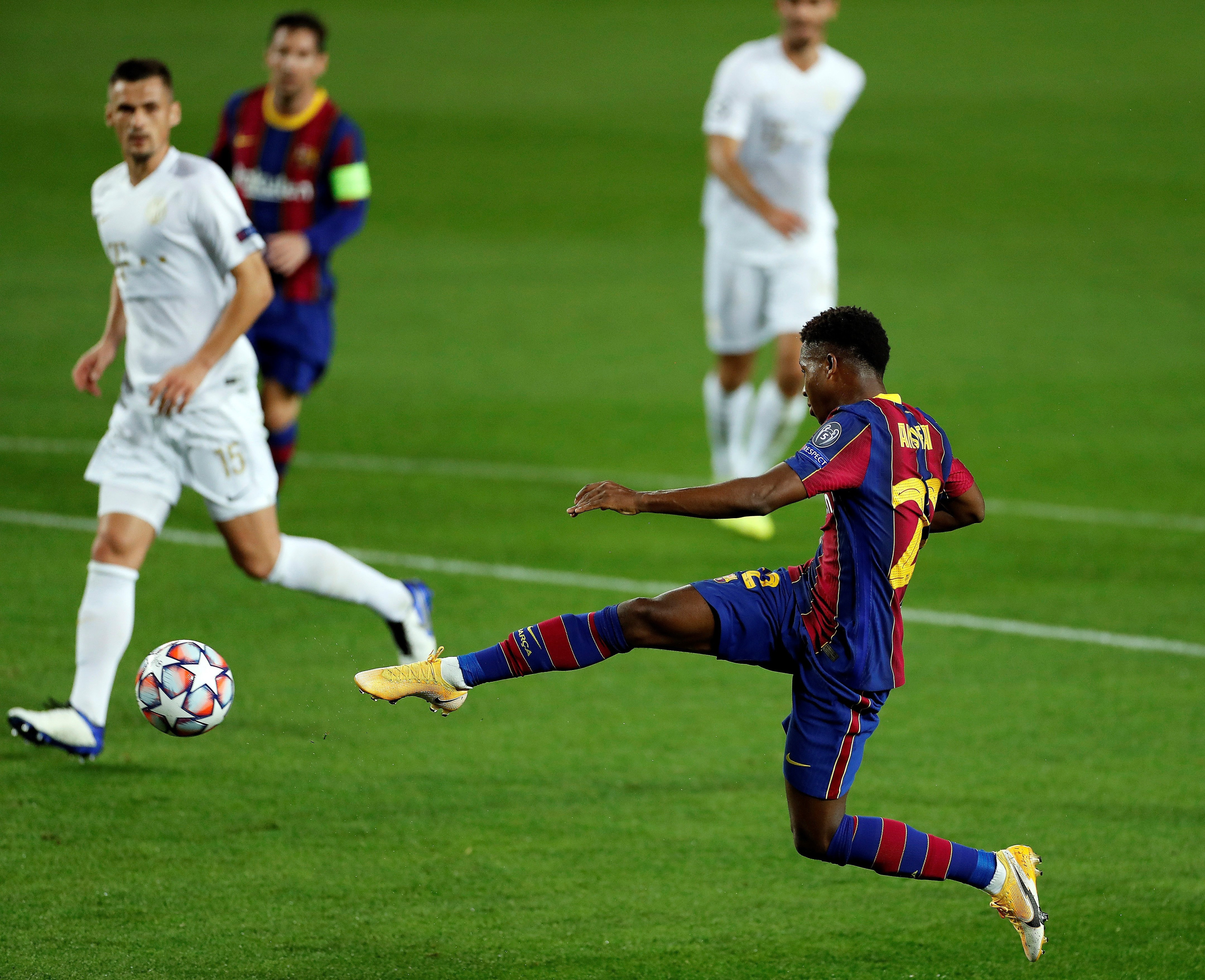 Ansu Fati marca el segundo gol del Barça contra el Ferencvaros en Champions / EFE
