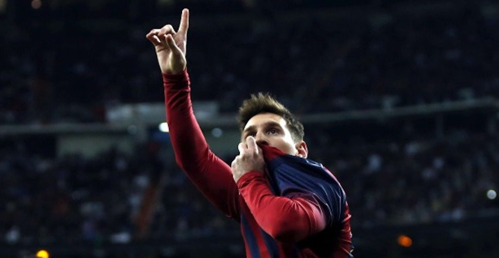 Una foto de Leo Messi besando el escudo del Barça / Twitter