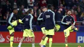 Los jugadores del Barça calentando en el Metropolitano / EFE