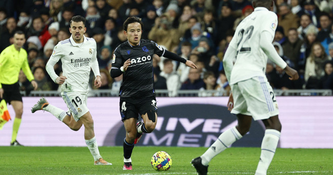 Takefusa Kubo conduce el balón durante el partido entre el Real Madrid y la Real Sociedad / EFE