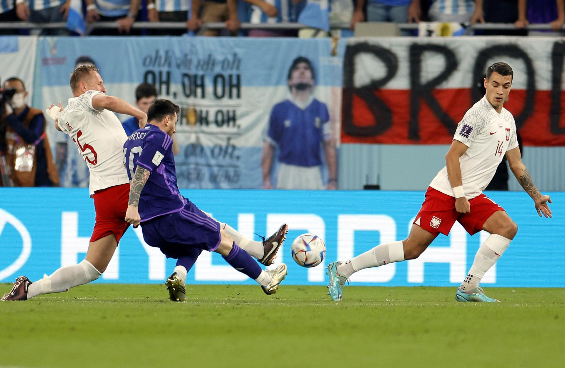 Primer remate de Messi en el partido entre Argentina y Polonia : EFE