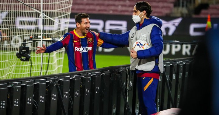 Leo Messi, celebrando con un recogepelotas uno de sus goles contra el Getafe | FCB