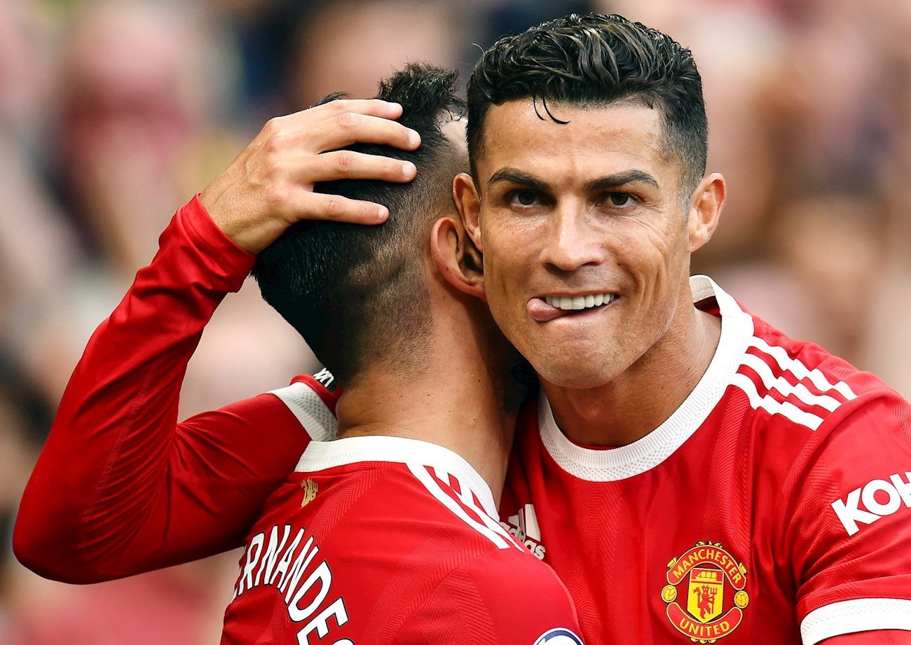 Cristiano Ronaldo celebra un gol del Manchester United junto a Bruno Fernandes / EFE