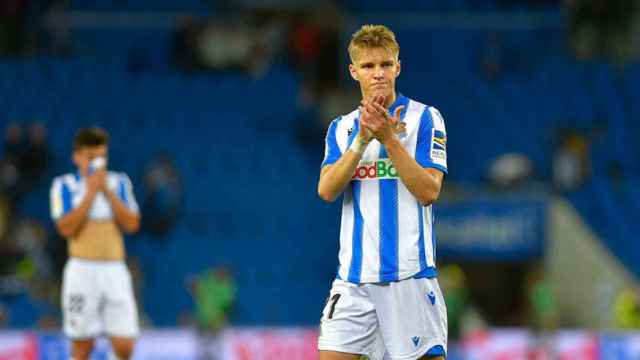 Martin Odegaard aplaudiendo a su afición en una imagen de archivo / EFE