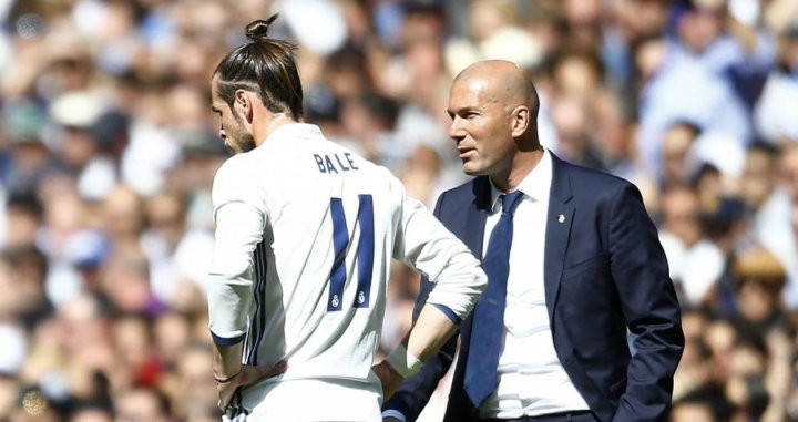 Zinedine Zidane y Gareth Bale en la banda en un encuentro de la última temporada / EFE
