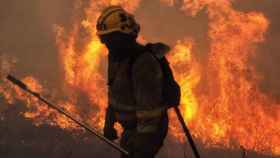Un bombero durante las labores de extinción de un incendio forestal provocado por un pirómano / EFE
