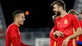 Lucas Vázquez y Gerard Pique durante un entrenamiento de la Roja | EFE