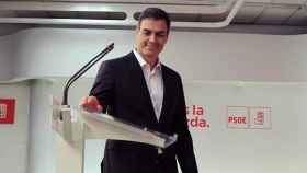 El secretario general del PSOE, Pedro Sánchez, durante la rueda de prensa que ofreció hoy en la que ha pedido al presidente del Gobierno, Mariano Rajoy, que piense en el interés de España y dimita por dignidad / EFE
