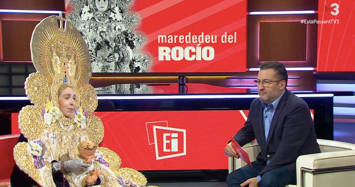 El humorista Toni Soler, con la falsa Virgen del Rocío en TV3 / CCMA
