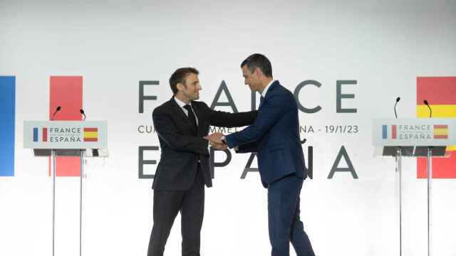 El presidente del Gobierno de España, Pedro Sánchez, y el presidente de la República Francesa, Emmanuel Macron, quienes se reunirán en Barcelona en enero, durante la Cumbre Euromediterránea EU-MED9 / ROBERTO PLAZA - EUROPA PRESS