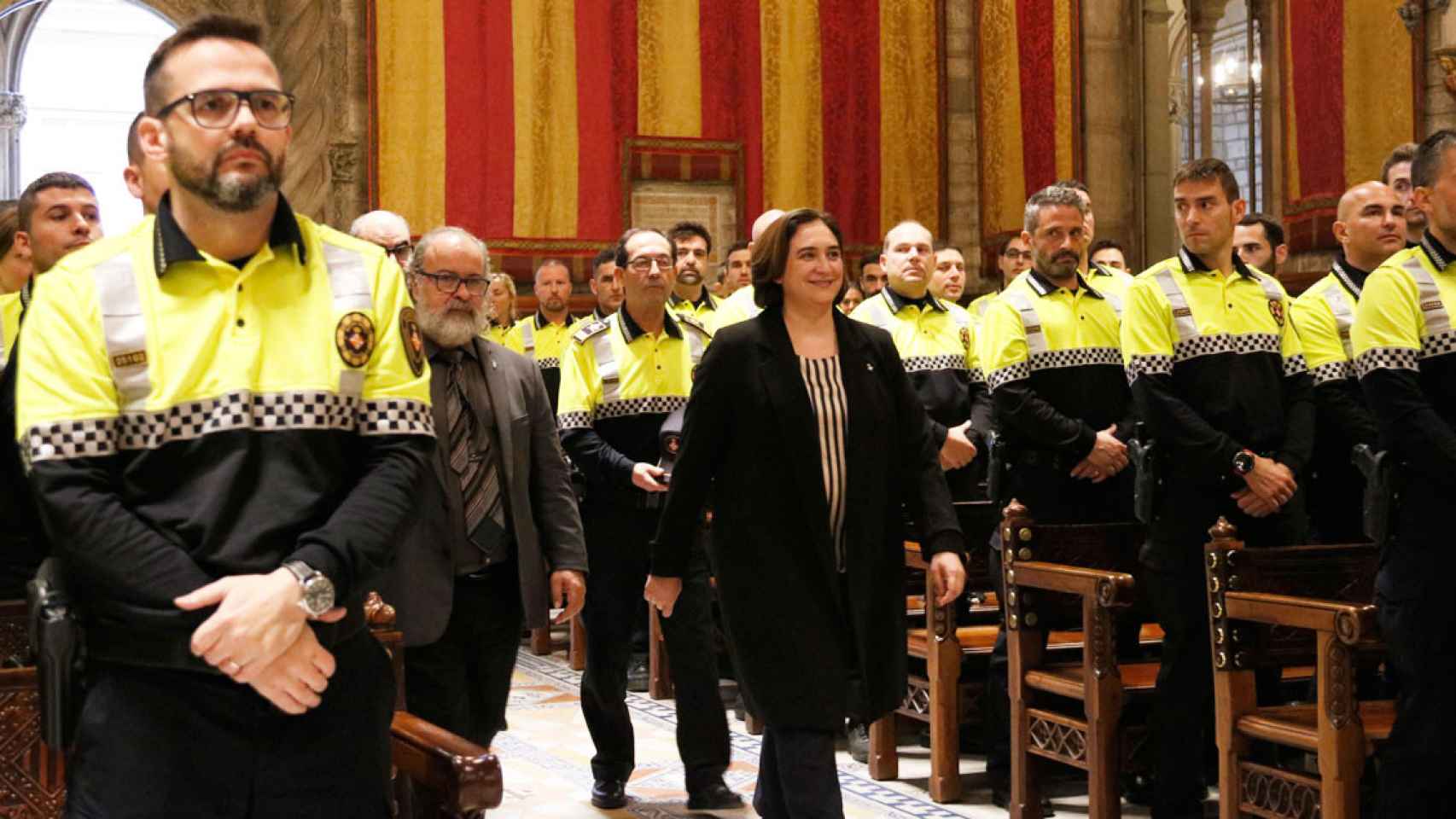 Ada Colau, alcaldesa de Barcelona, con efectivos de la Guardia Urbana en el ayuntamiento / Cedida
