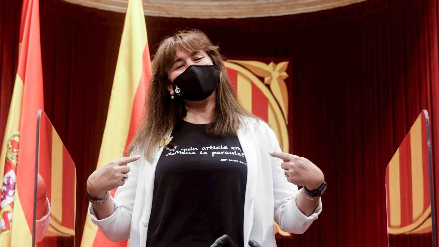 Laura Borràs, posando ante los fotógrafos en la Mesa del Parlament con una camiseta que tenía estampada una frase suya / EFE