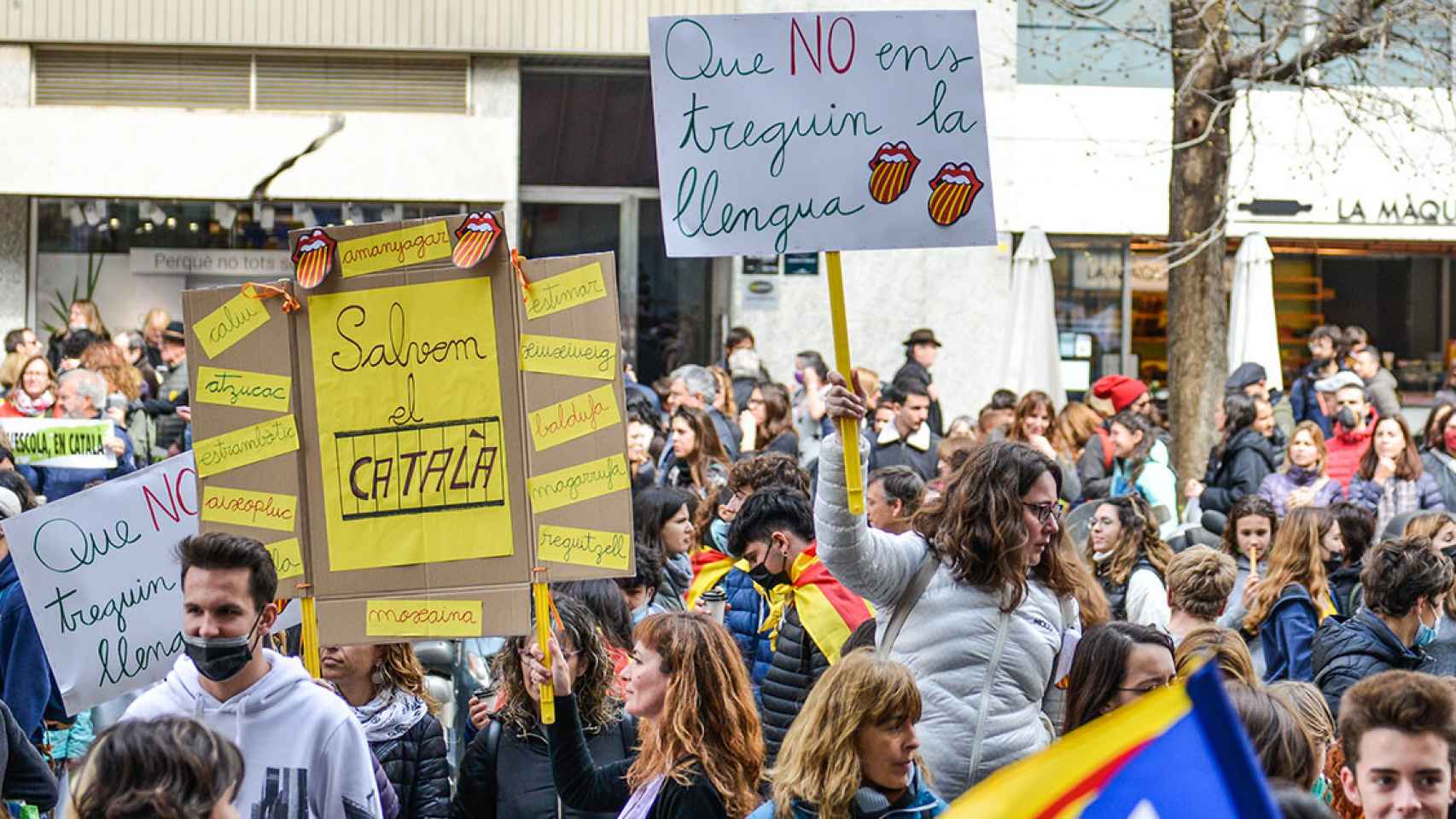 Asistentes a la manifestación de este miércoles en Barcelona en defensa de la escuela monolingüe obligatoria en catalán impuesta por la Generalitat / Glòria Sánchez (EP)