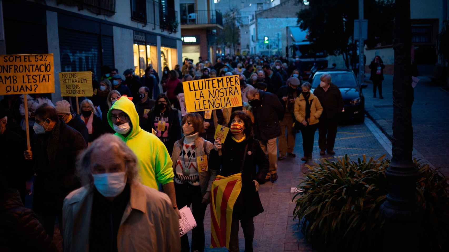 Carteles en una manifestación contra el 25% de castellano en las escuelas catalanas, donde el 'conseller' Cambray quiere blindar la inmersión monolingüe en catalán / EUROPA PRESS