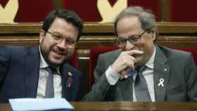 Quim Torra (d), riéndose junto a Pere Aragonès (i) en el Parlamento de Cataluña / EFE