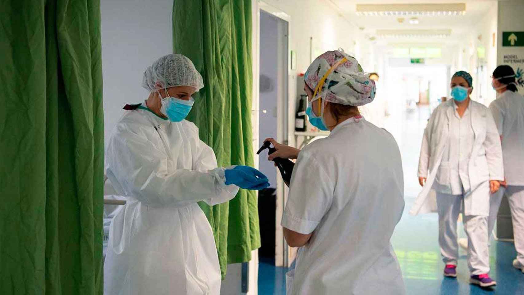 Dos sanitarias protegidas contra el Covid-19 en el Hospital Clínic Barcelona, el centro que se fusionará con el Plató en una operación que el Govern deberá explicar / CG