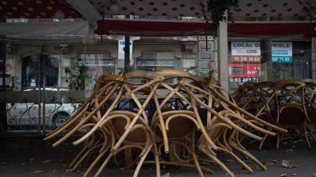 Sillas recogidas en las terrazas de Barcelona por las restricciones impuestas por Salud / EP