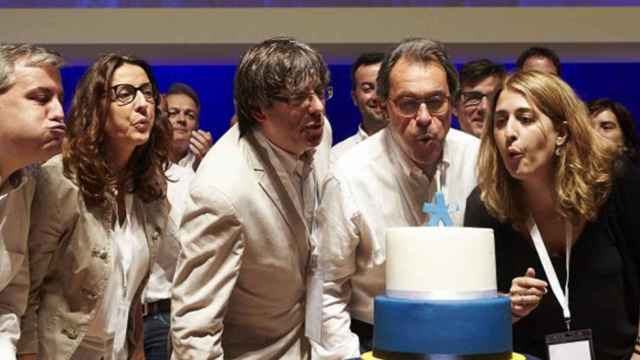 Marta Pascal, Artur Mas, Carles Puigdemont (ambos intervendrán en el acto de Perpiñán), Mercè Conesa y Jordi Xuclà (de izquierda a derecha), en los buenos tiempos de PDeCAT / EFE