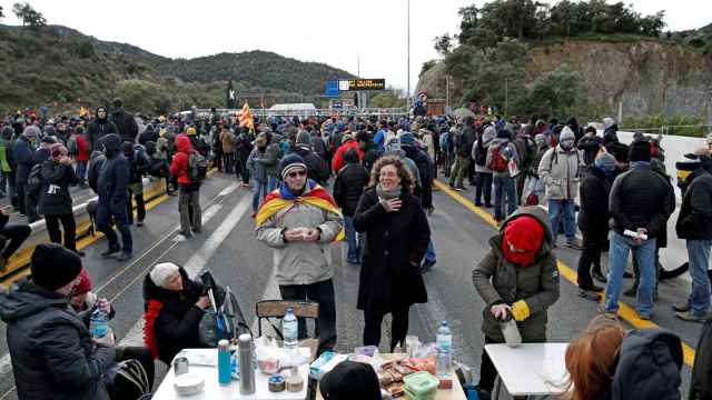 Manifiestantes independentistas en el corte de la AP7 en La Jonquera / EFE