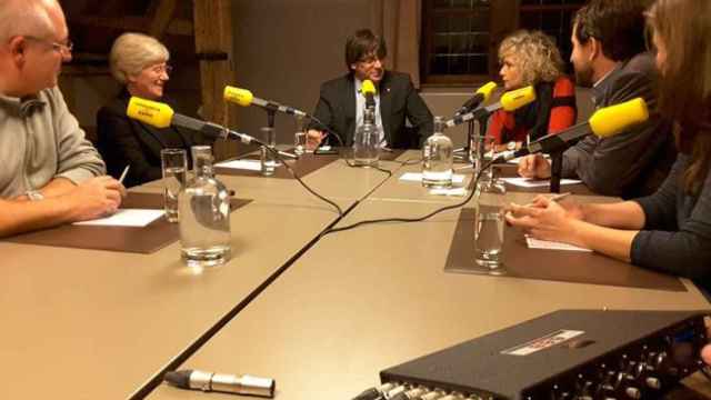 Mónica Terribas entrevista en Bruselas al expresidente de la Generalitat, Carles Puigdemont y a los cuatro exconsellers cesados que le acompañan en Bélgica / CATALUNYA RÀDIO