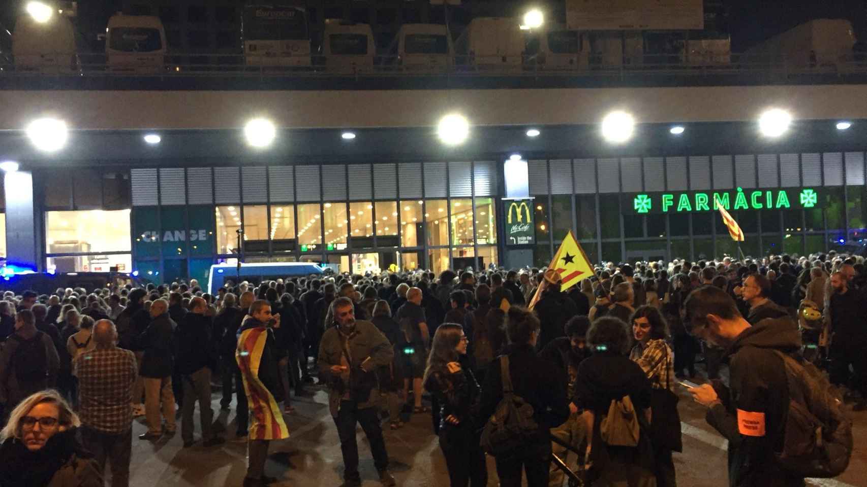 Radicales independentistas asedian la estación de Sants / CG